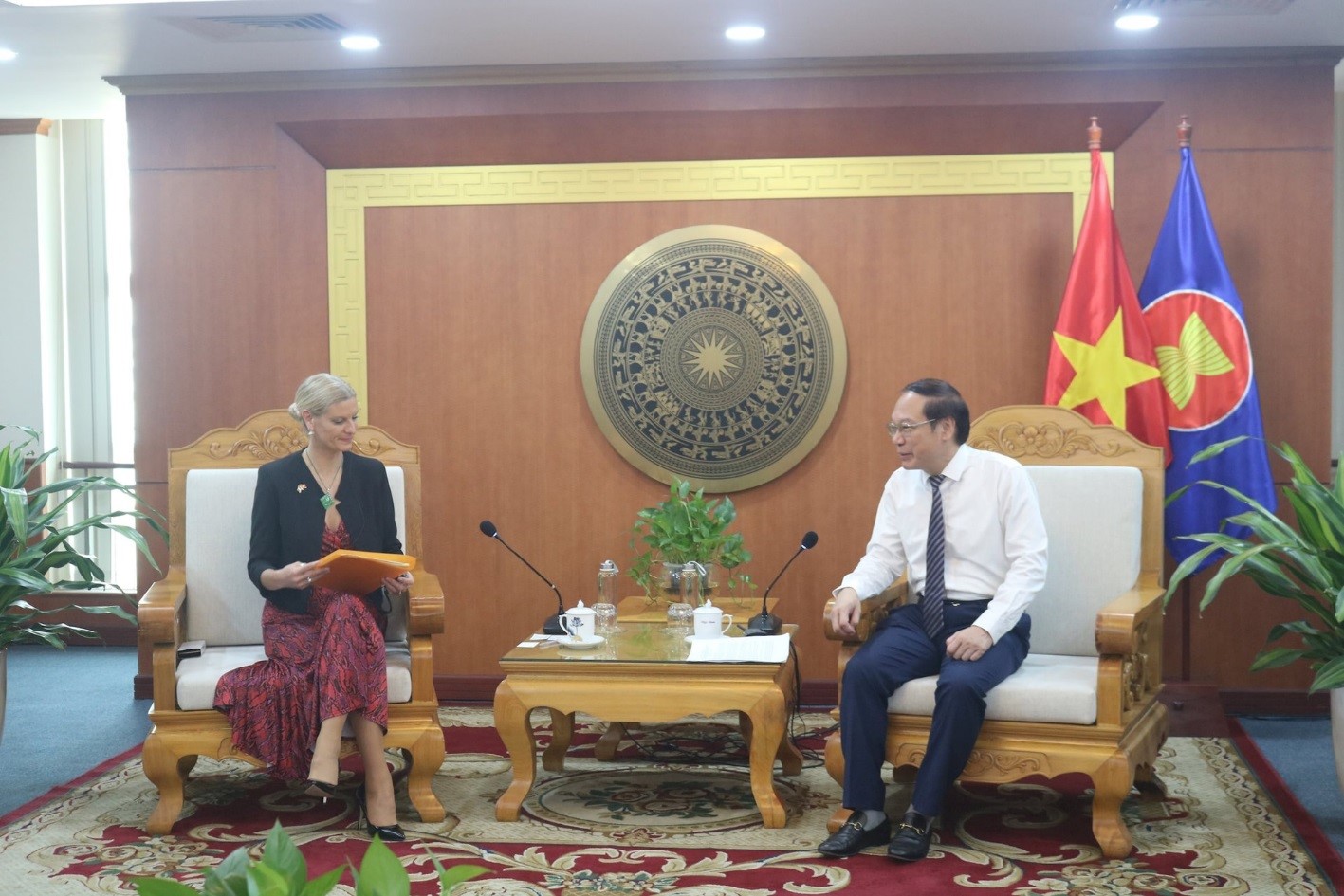 Deputy Minister Le Cong Thanh receives with Secretary of State for the Ministry of Agriculture, Food and the Oceans of Ireland